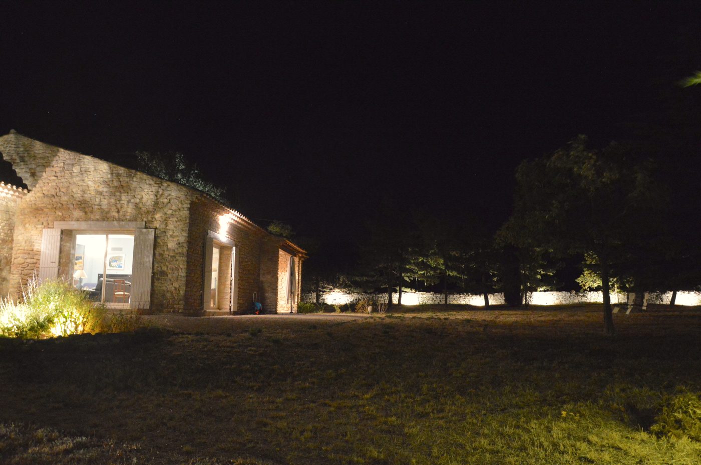 Villa en pierre du Luberon de nuit, éclairage extérieur domotisé des façades, du jardin et des murets